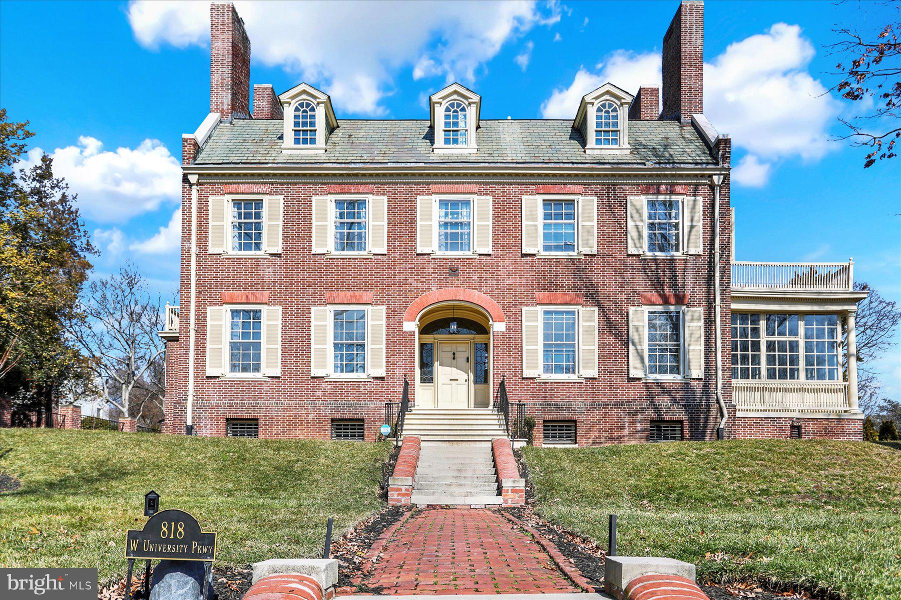 818 W UNIVERSITY PARKWAY