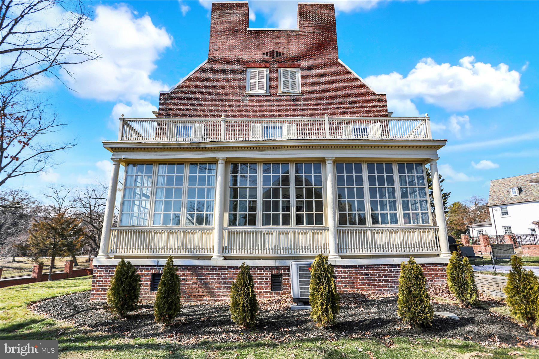 818 W UNIVERSITY PARKWAY