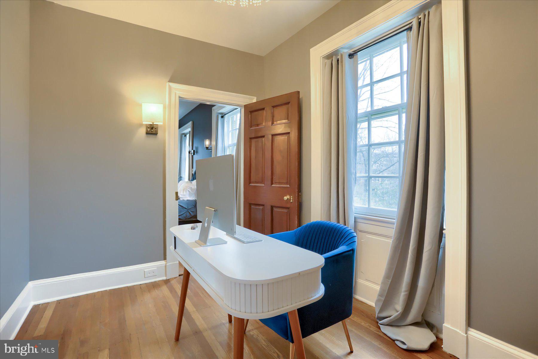 818 W UNIVERSITY PARKWAY