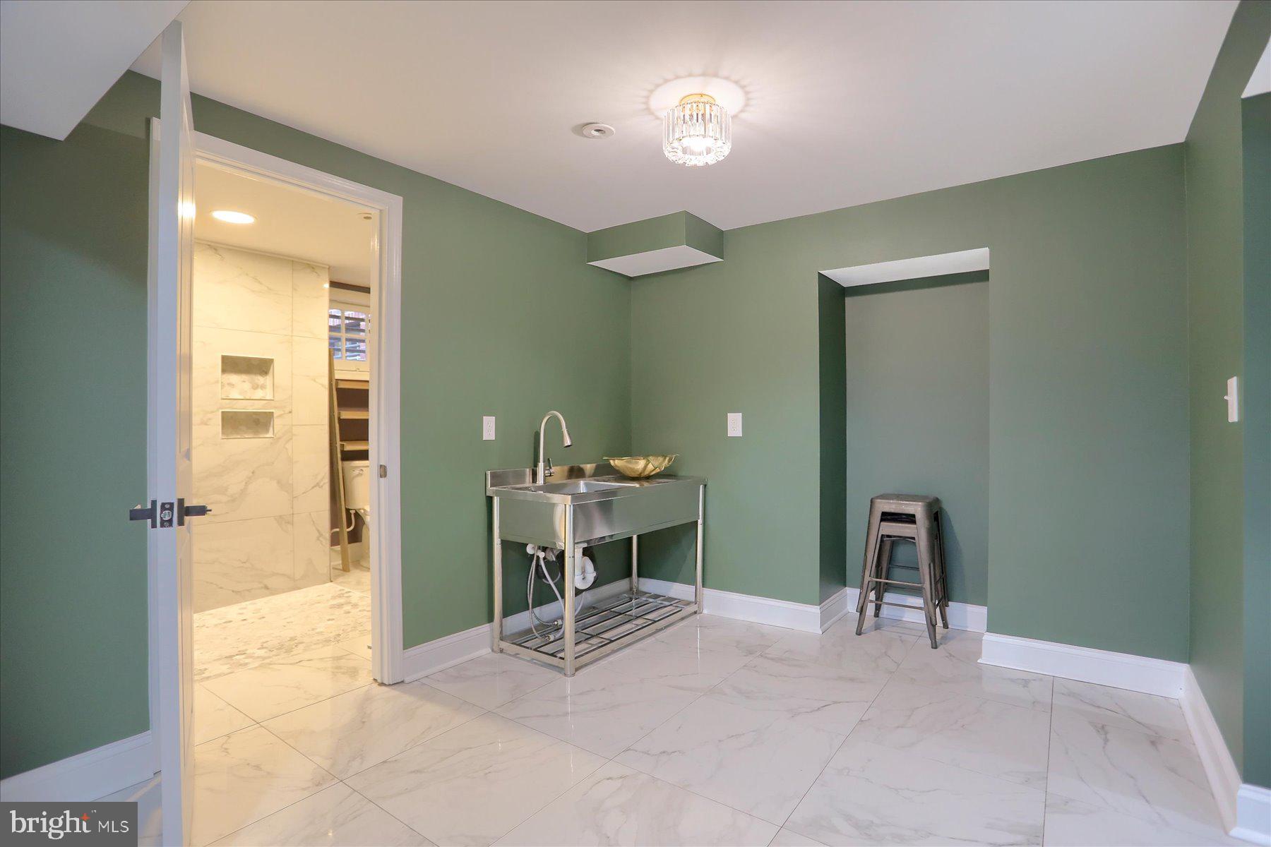 818 W UNIVERSITY PARKWAY