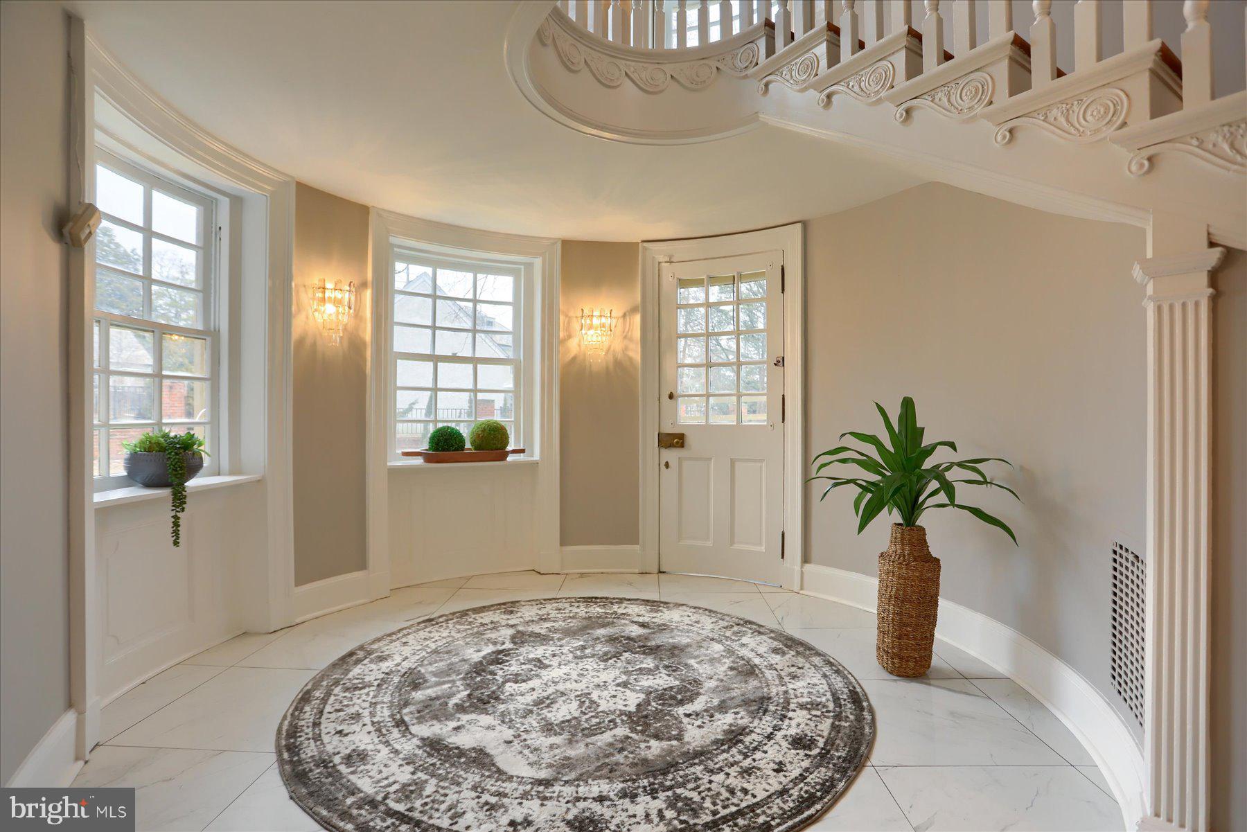 818 W UNIVERSITY PARKWAY