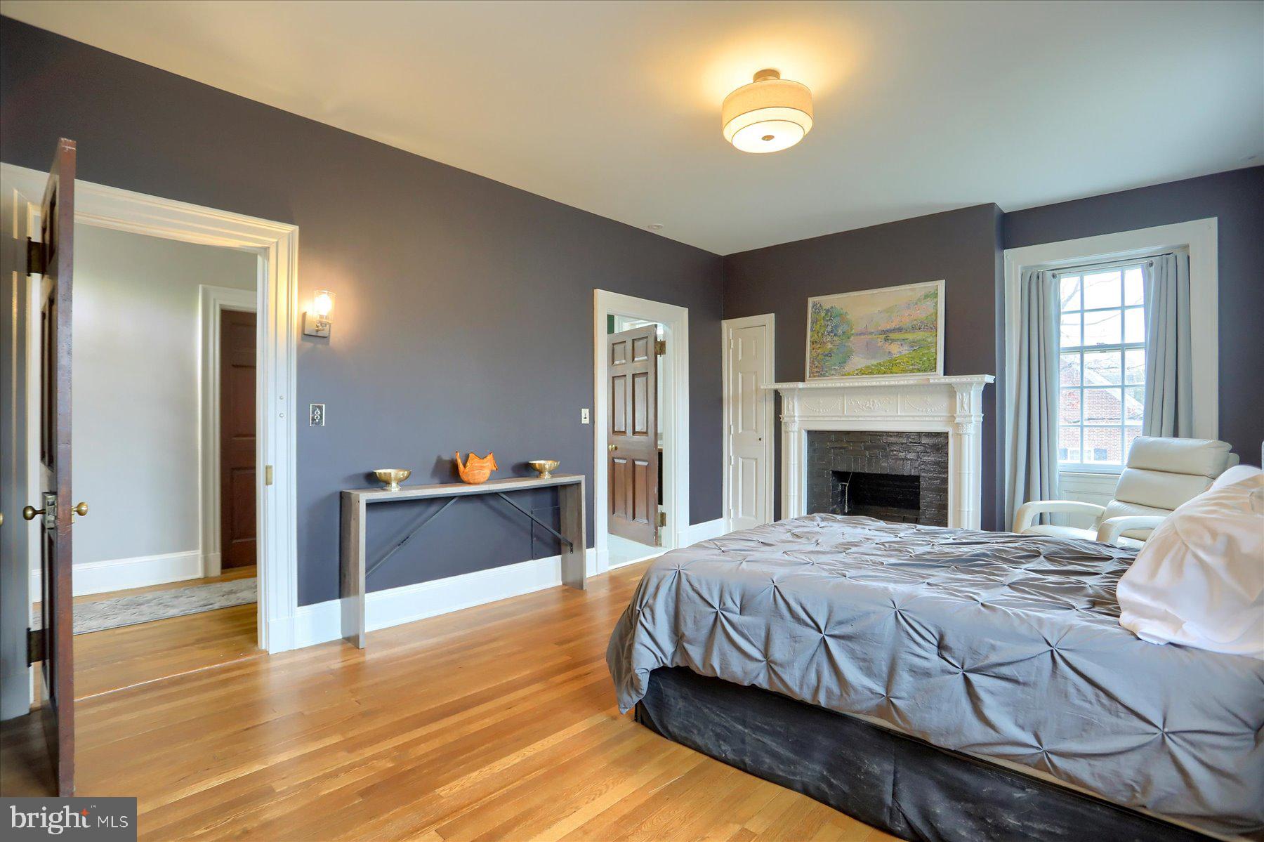 818 W UNIVERSITY PARKWAY