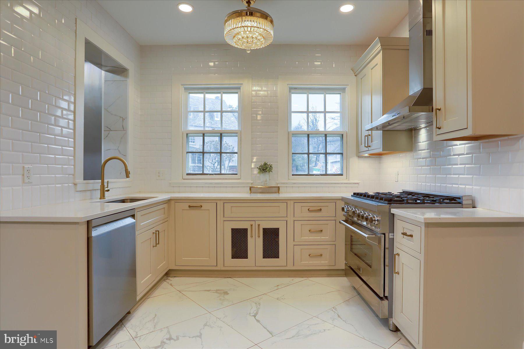 818 W UNIVERSITY PARKWAY