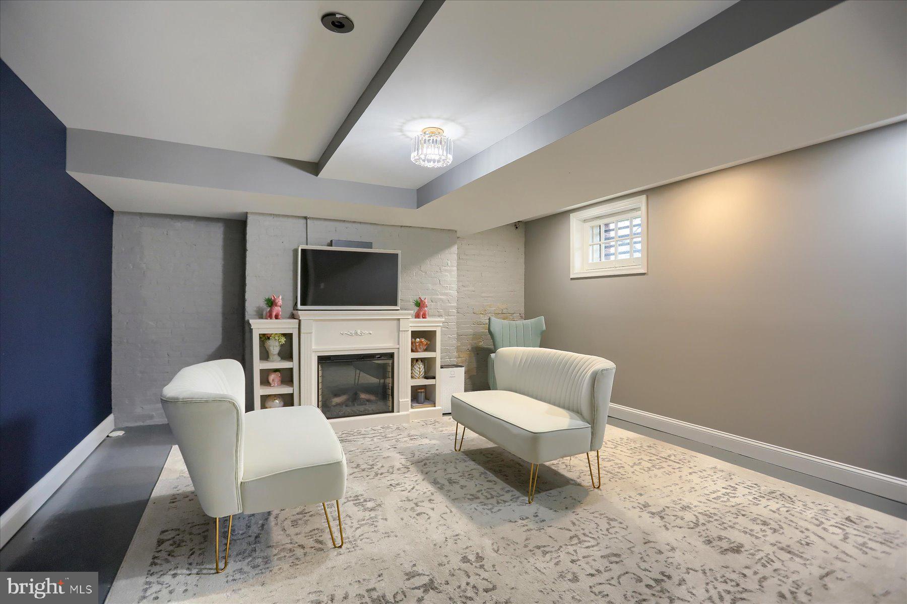 818 W UNIVERSITY PARKWAY