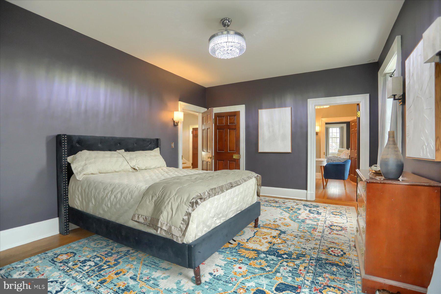 818 W UNIVERSITY PARKWAY