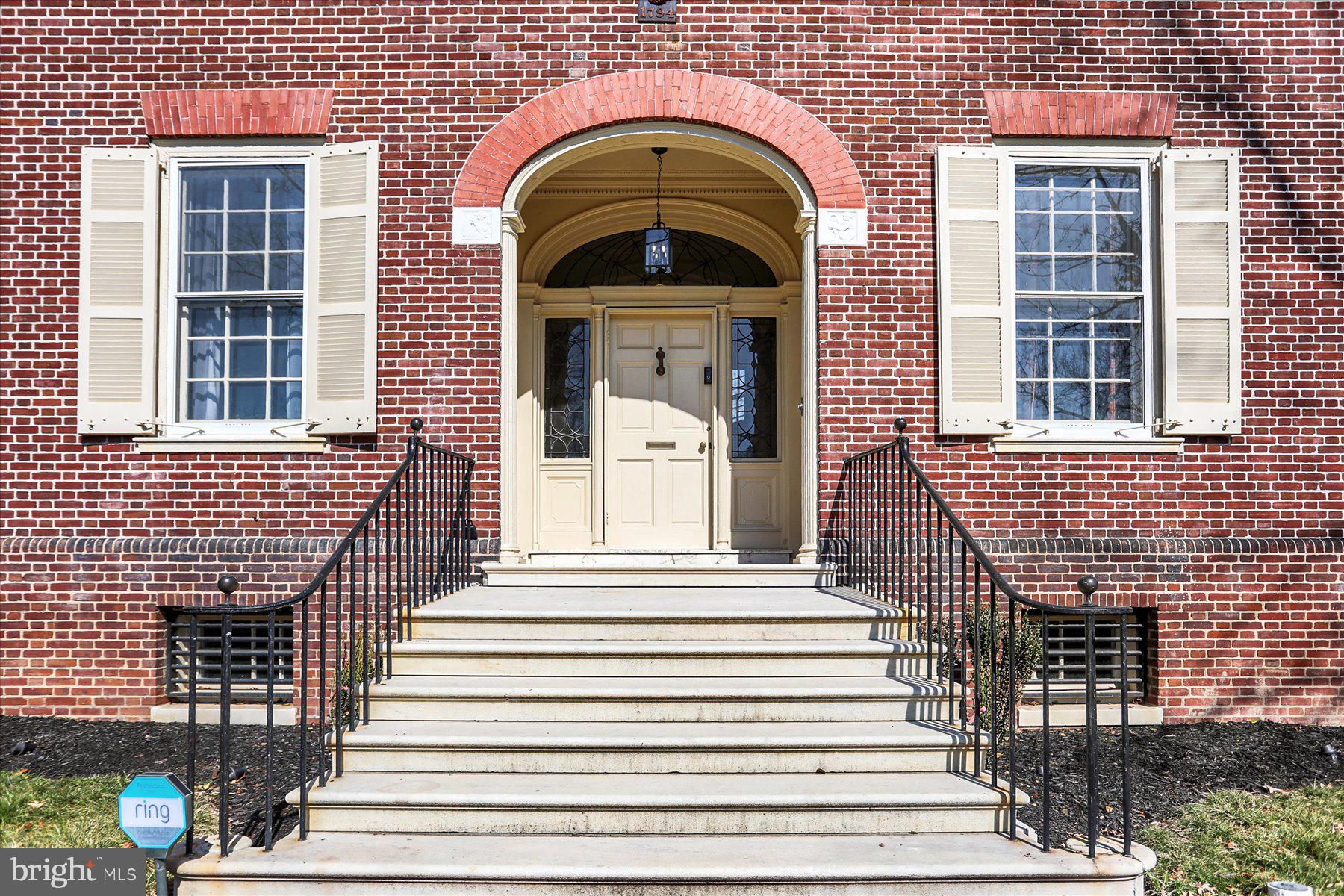 818 W UNIVERSITY PARKWAY