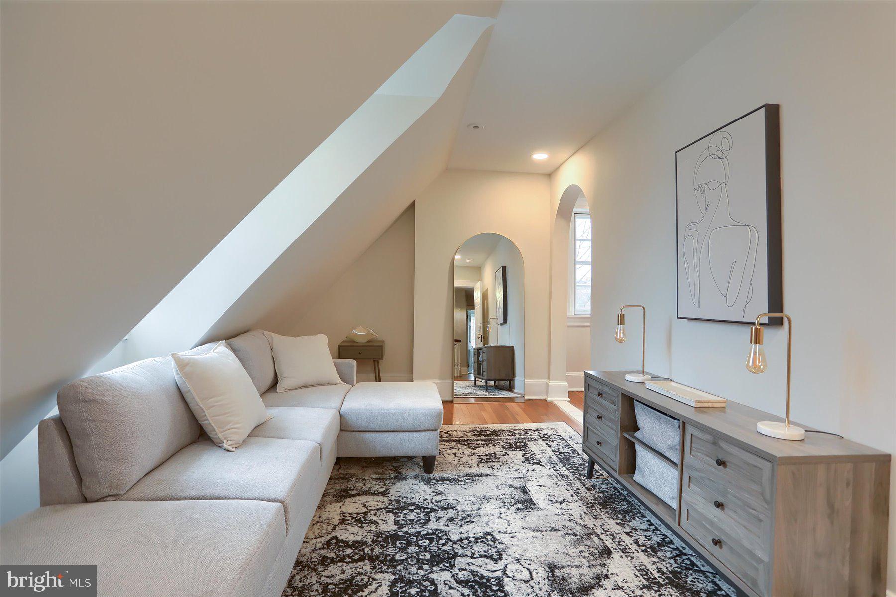 818 W UNIVERSITY PARKWAY