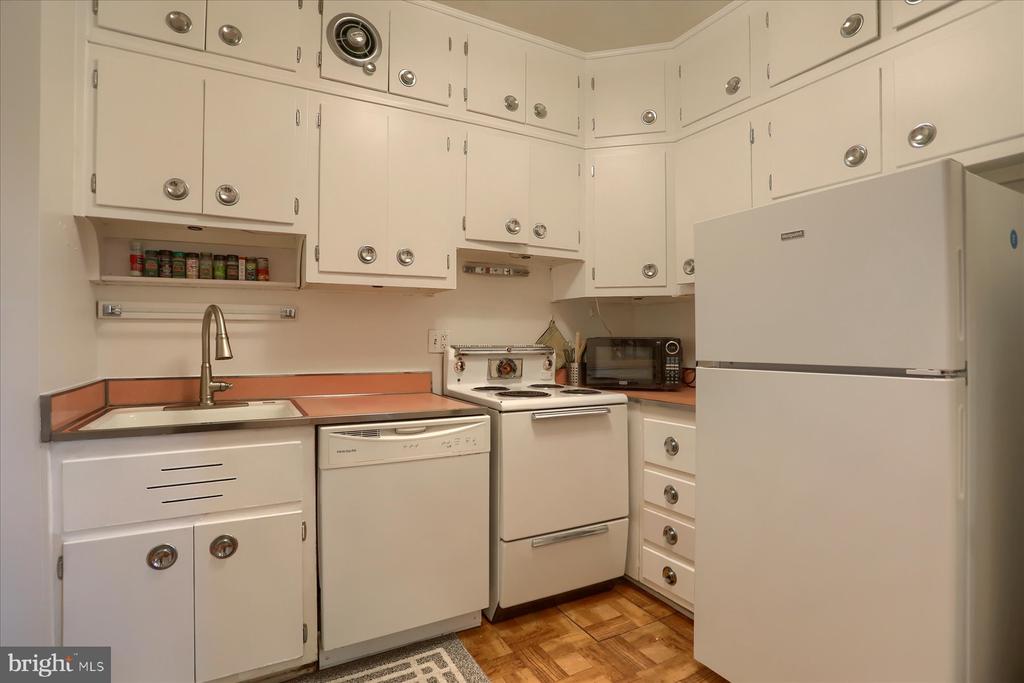 3601 GREENWAY 412