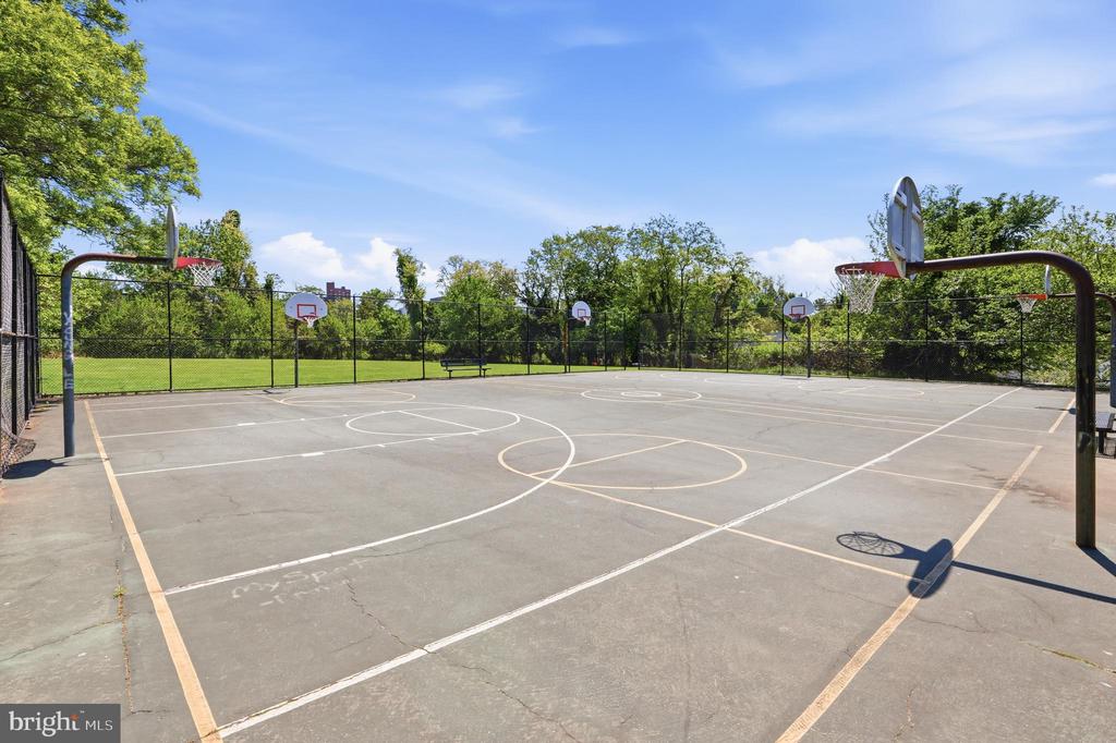 1421 W 41ST STREET W