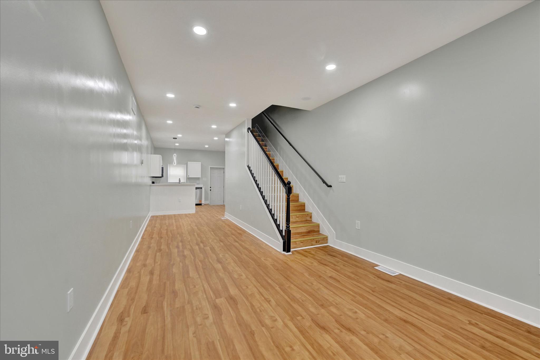2512 HOLLINS STREET