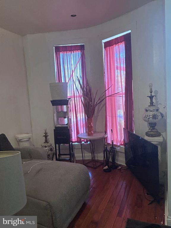 1825 W MULBERRY STREET