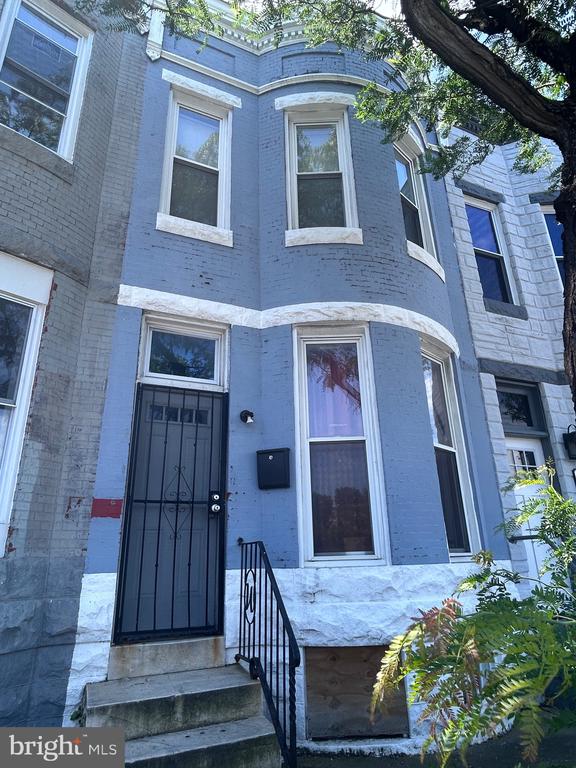 1825 W MULBERRY STREET