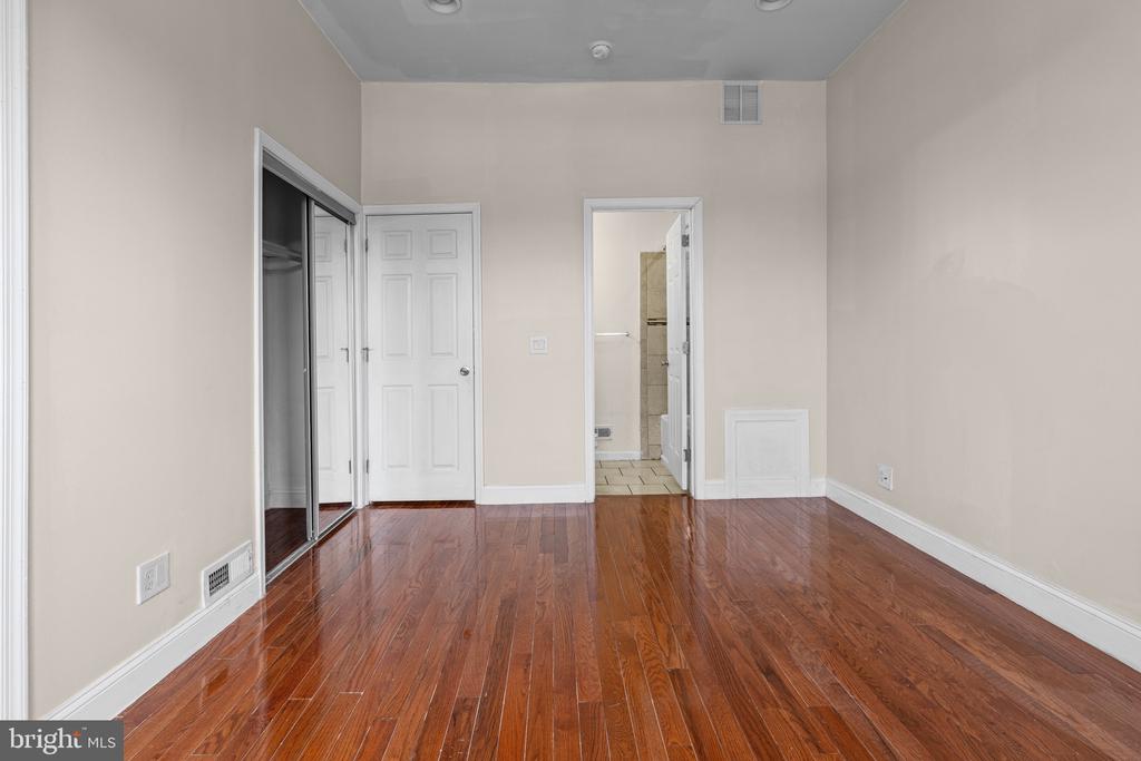 2127 W MULBERRY STREET