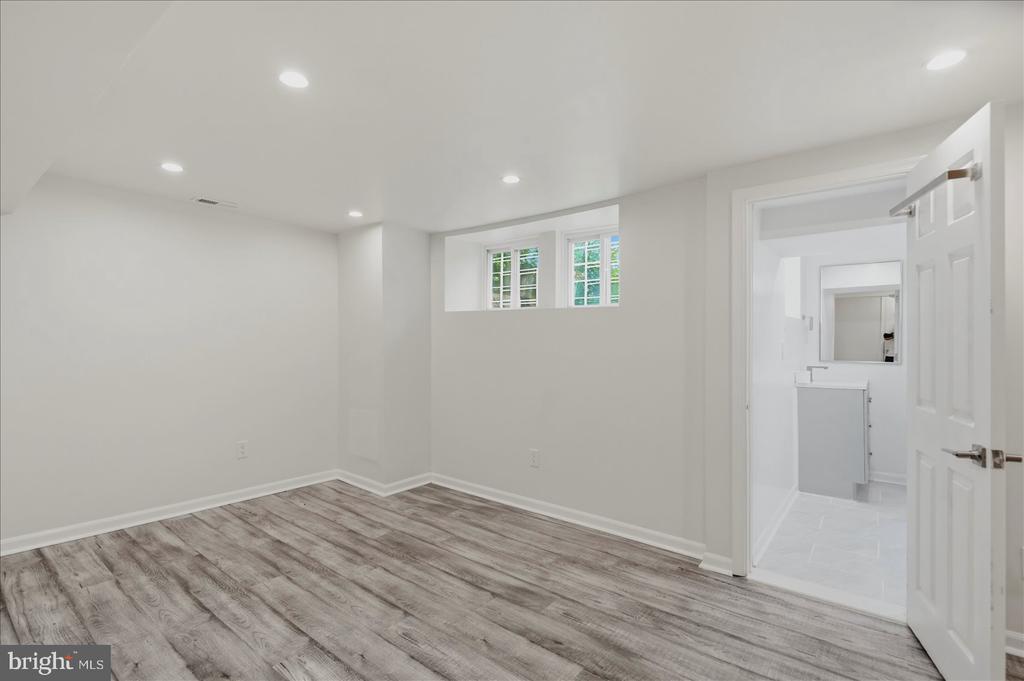 16 S MOUNT OLIVET LANE