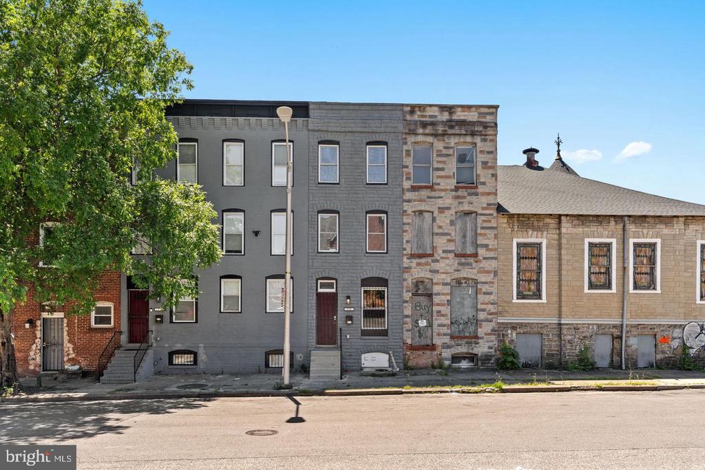 1807 HOLLINS STREET