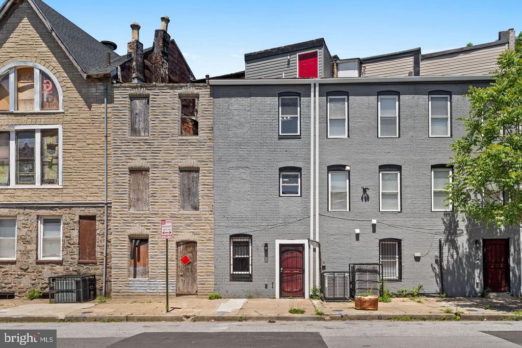 1807 HOLLINS STREET