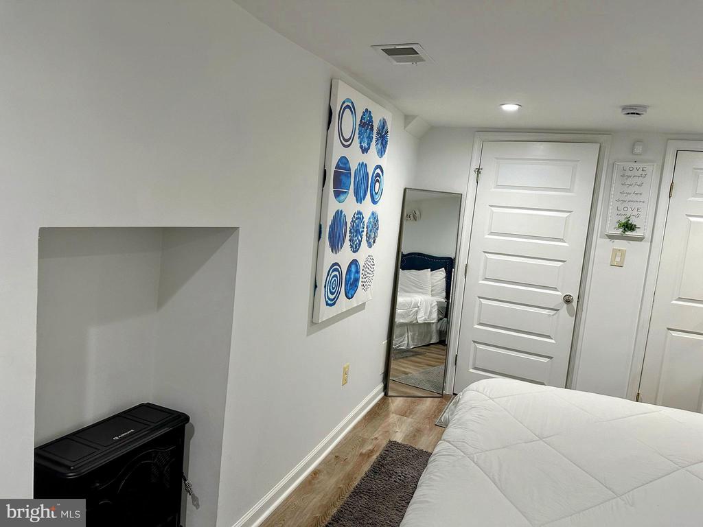 1529 N BOND STREET