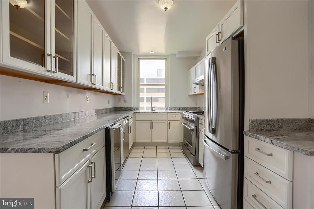 3908 N CHARLES STREET Unit: 1102