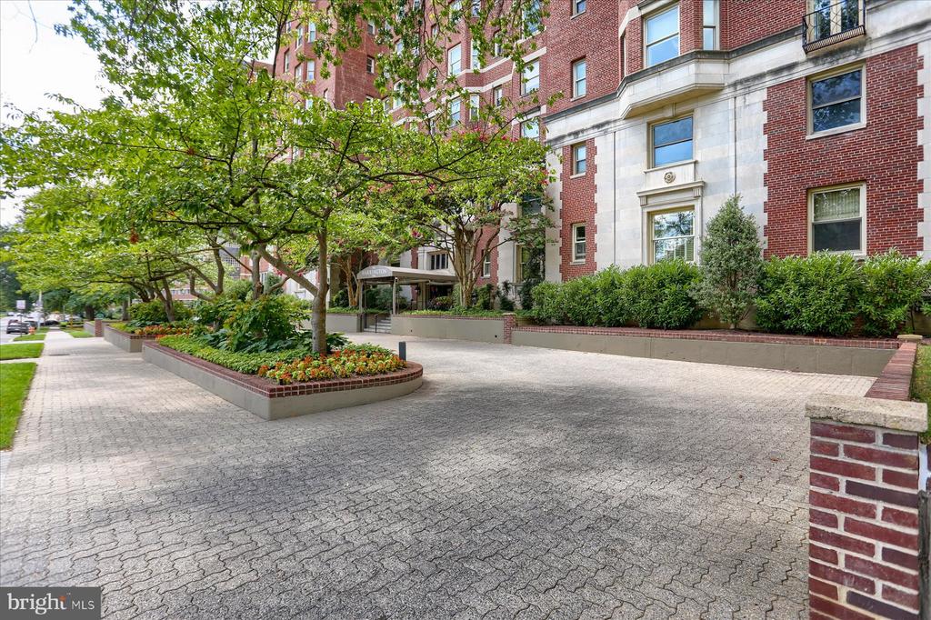 3908 N CHARLES STREET Unit: 1102