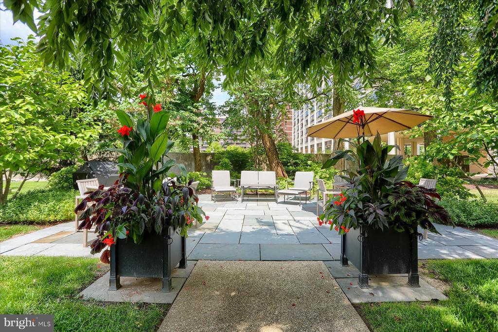 3908 N CHARLES STREET Unit: 1102