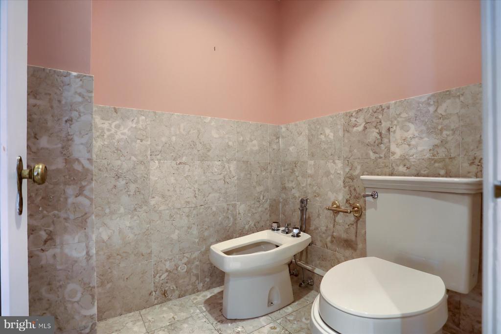 3908 N CHARLES STREET Unit: 1102