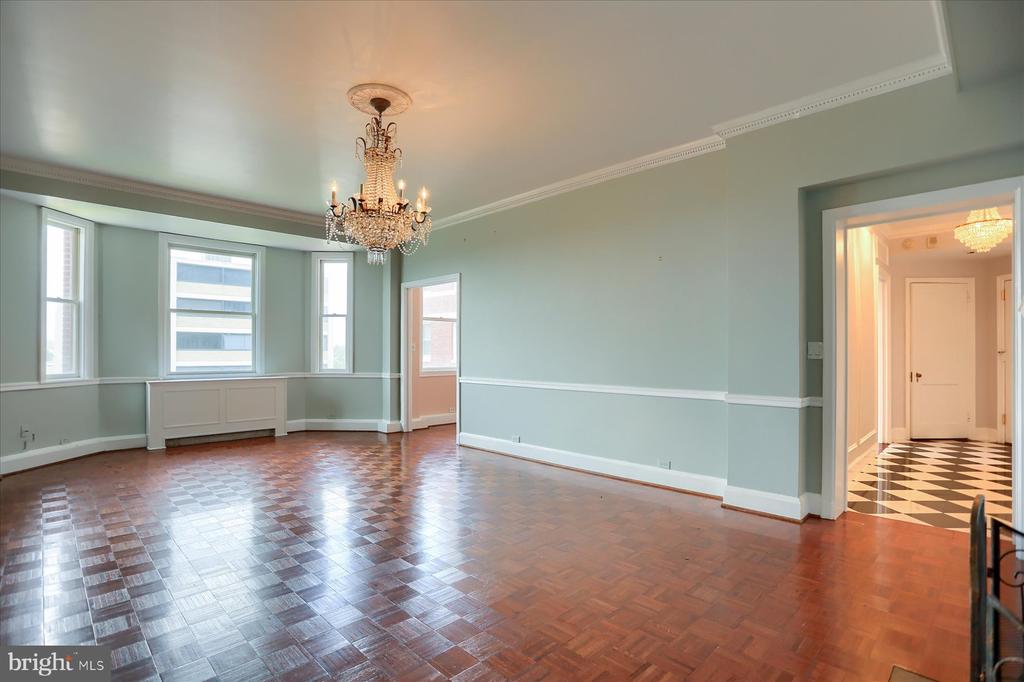 3908 N CHARLES STREET Unit: 1102