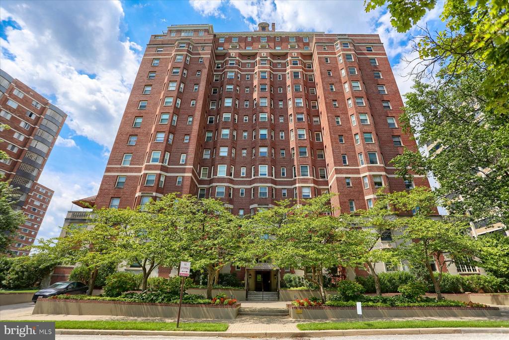 3908 N CHARLES STREET Unit: 1102