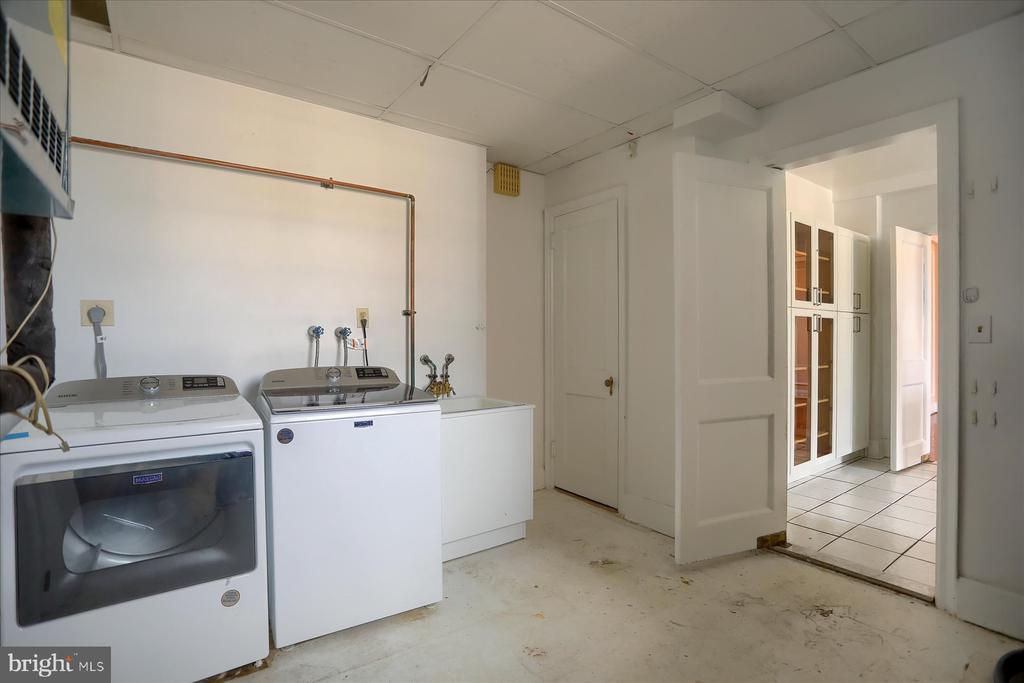 3908 N CHARLES STREET Unit: 1102