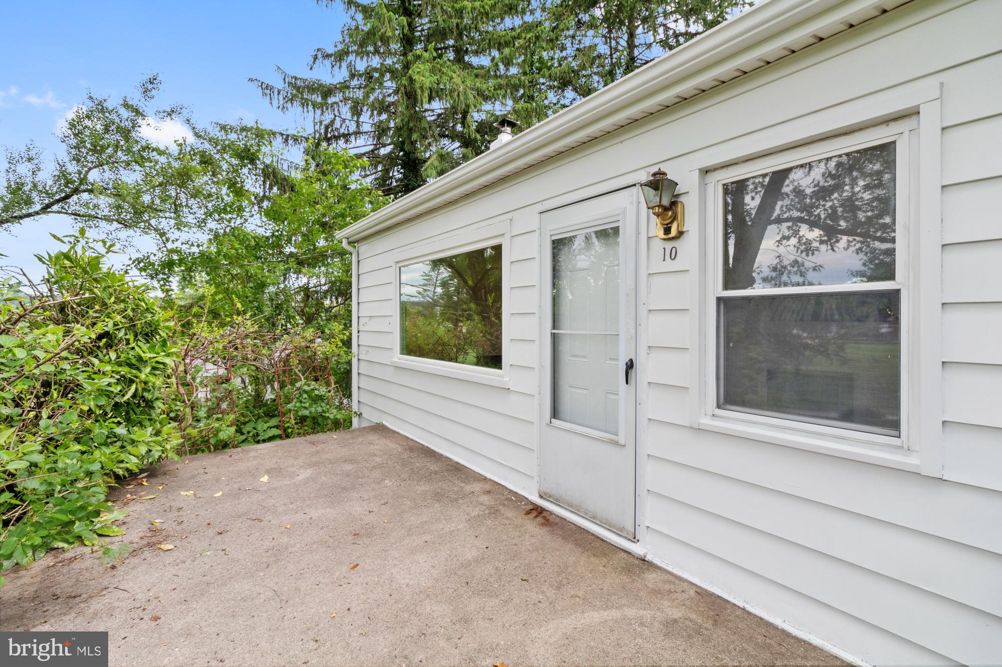 10 MATTHEWS AVENUE