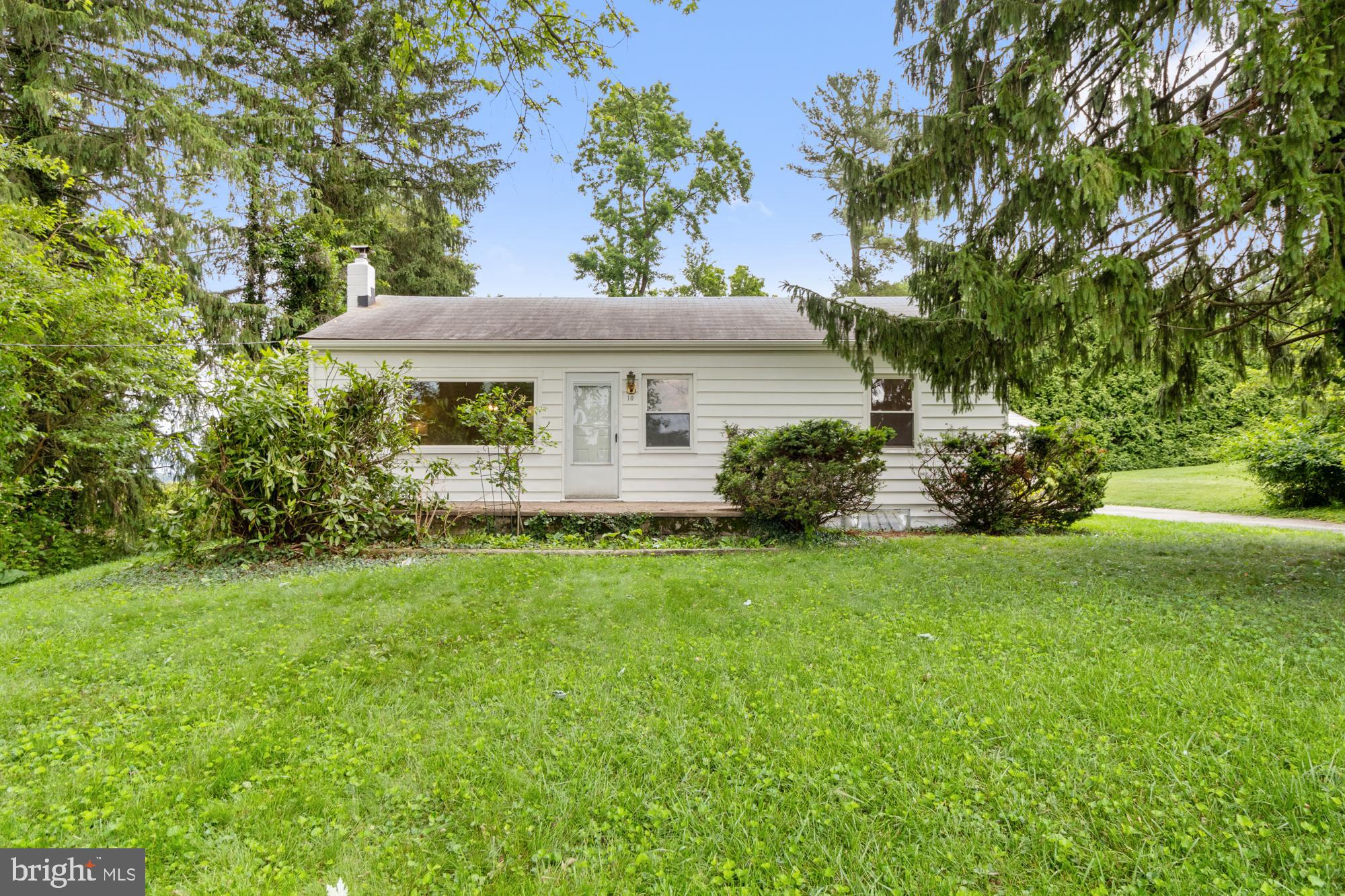 10 MATTHEWS AVENUE