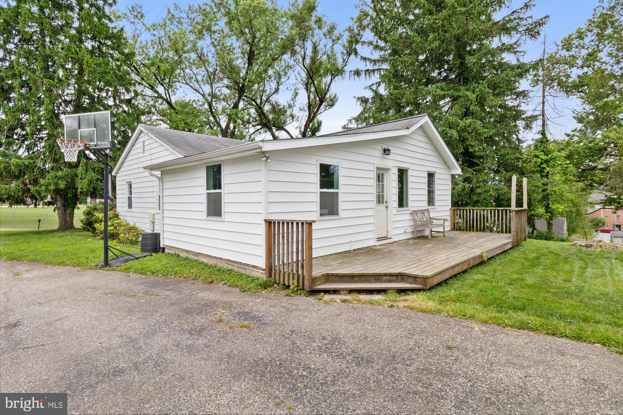 10 MATTHEWS AVENUE