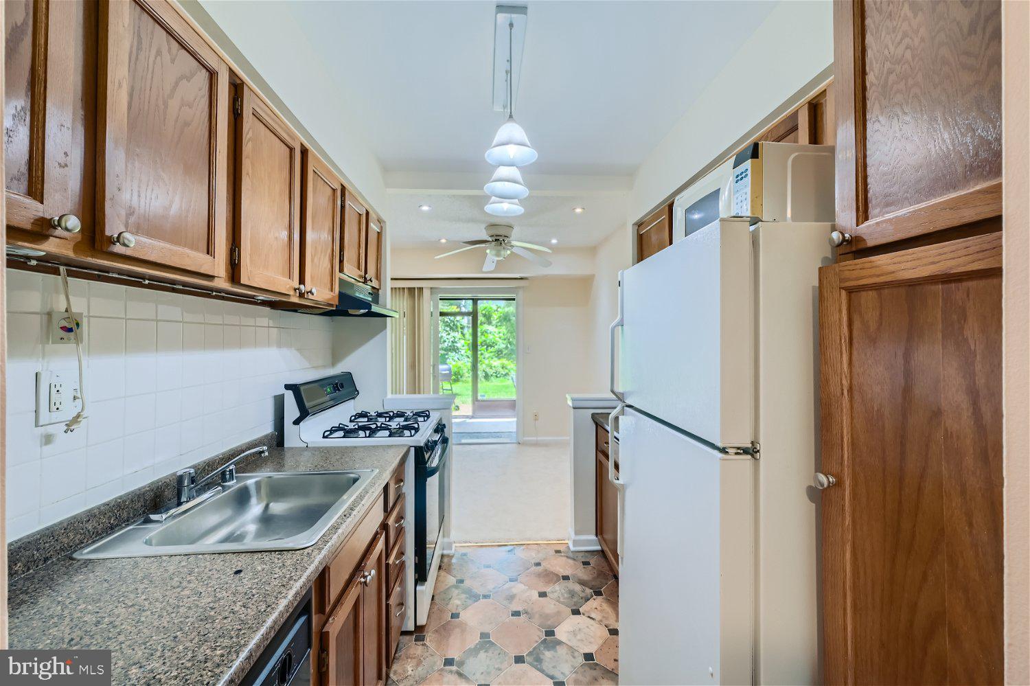 11 SUNTOP COURT T-2