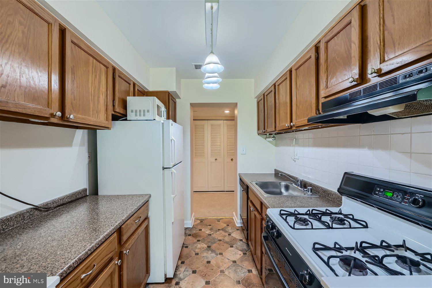 11 SUNTOP COURT T-2