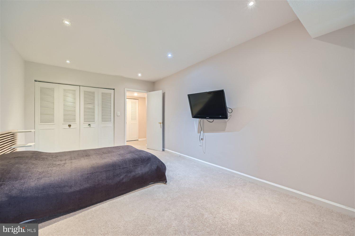 11 SUNTOP COURT T-2