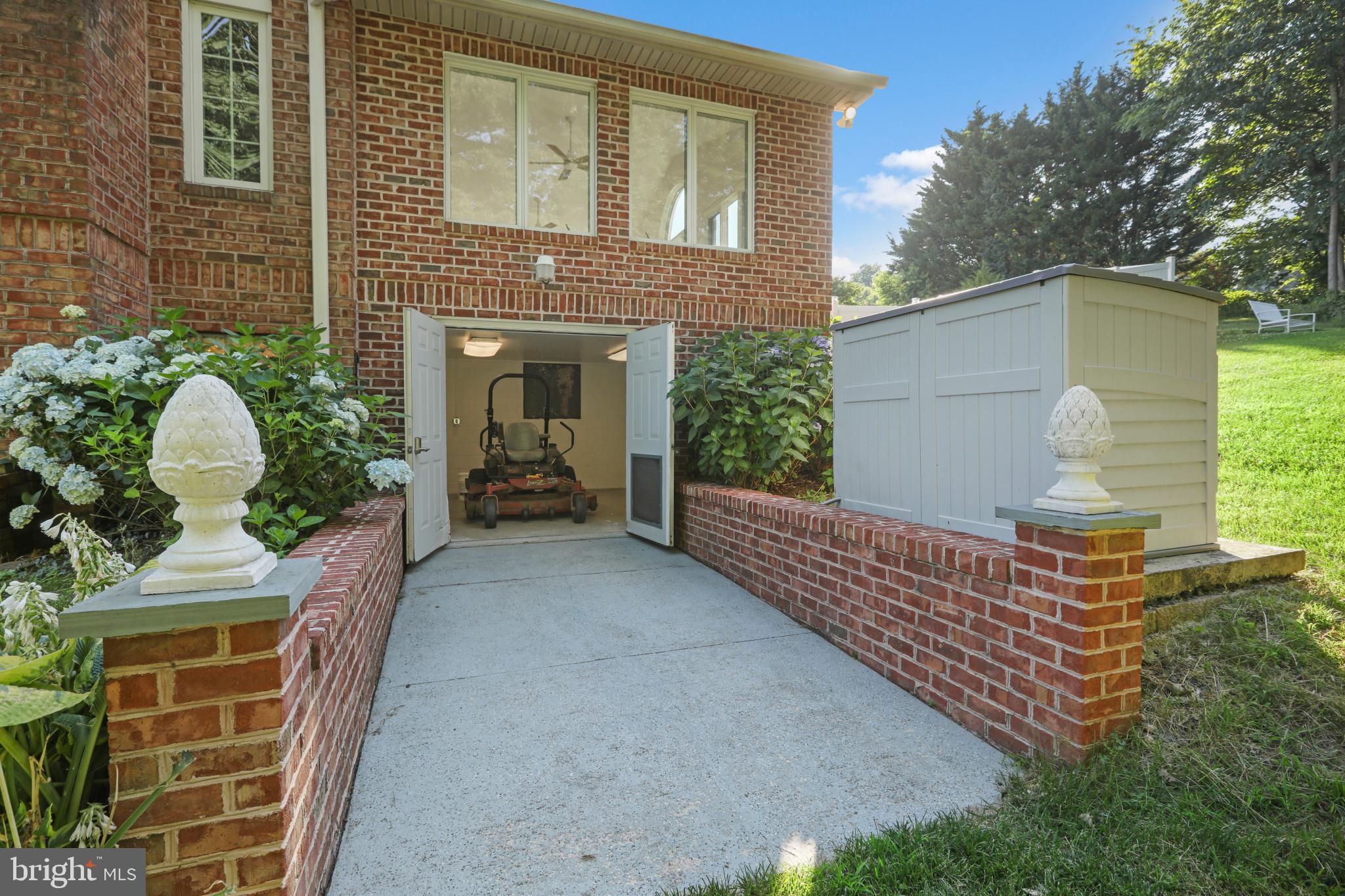 2 DARNEY COURT