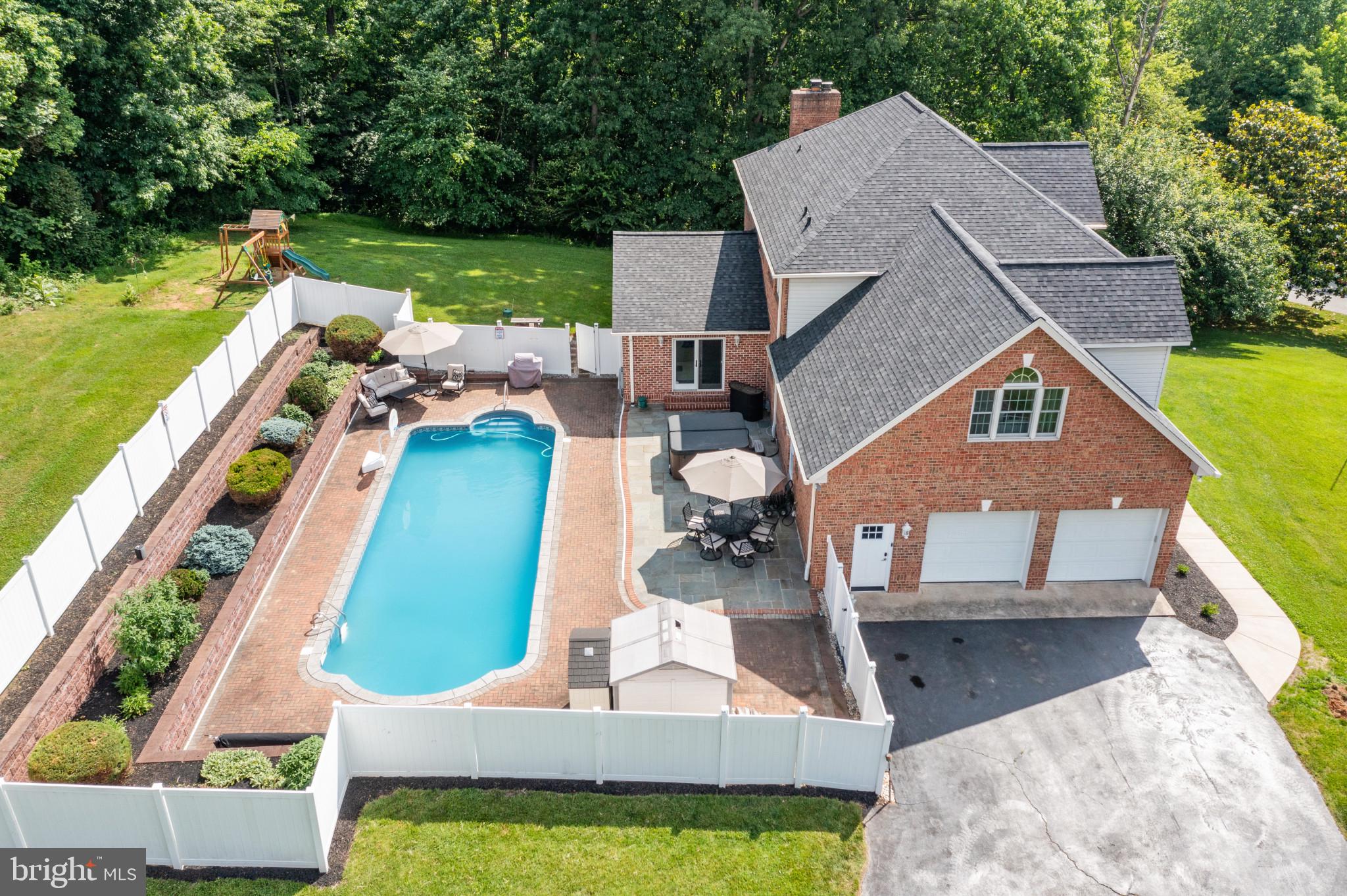 2 DARNEY COURT