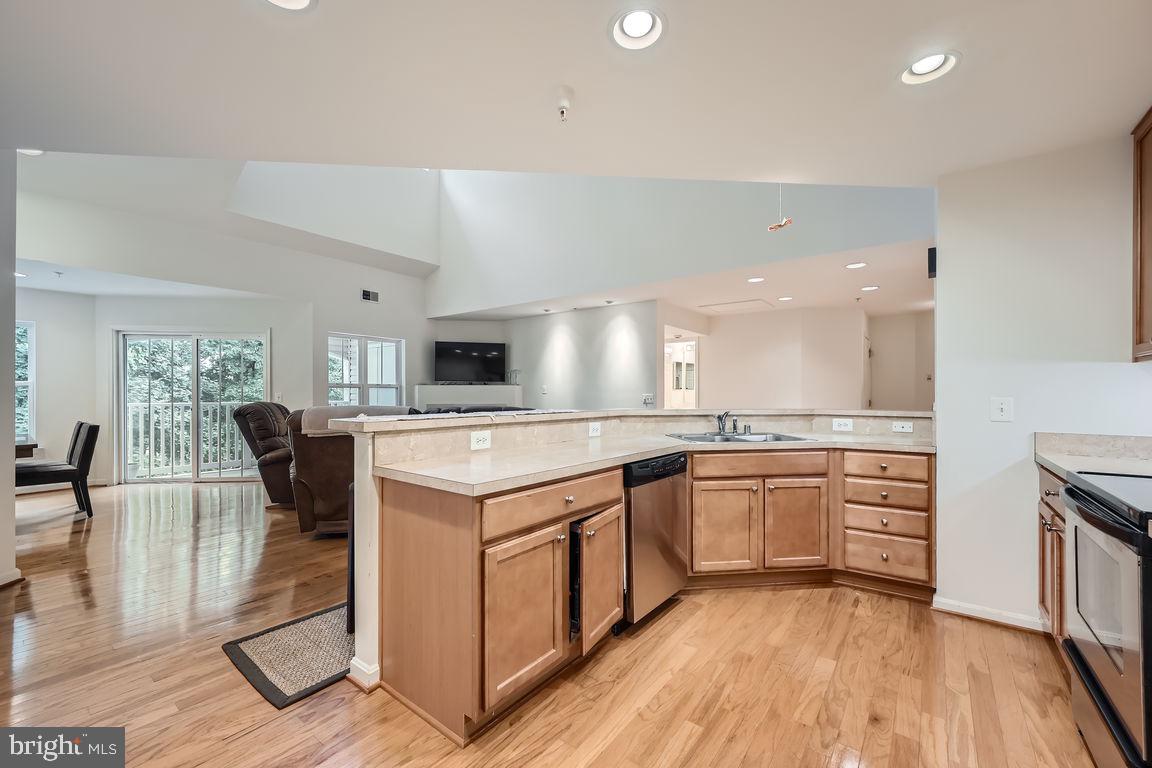 302 WYNDHAM CIRCLE 302J