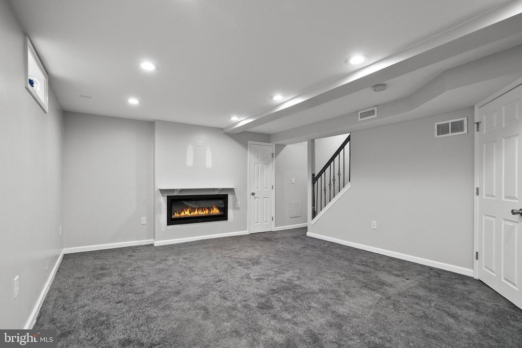 5709 VAN DYKE ROAD
