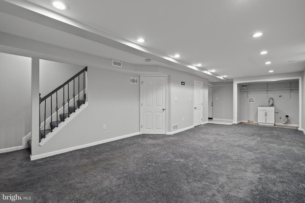 5709 VAN DYKE ROAD