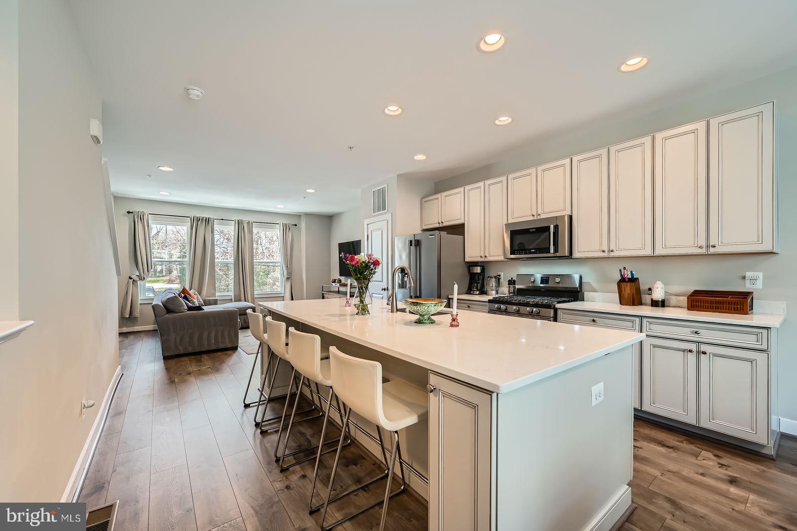 423 E JEFFERSON AVENUE