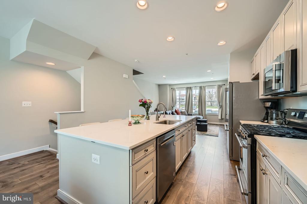 423 E JEFFERSON AVENUE