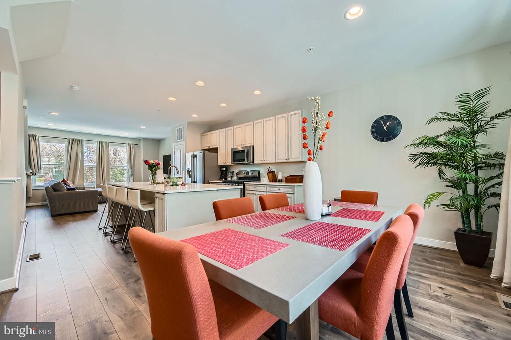 423 E JEFFERSON AVENUE