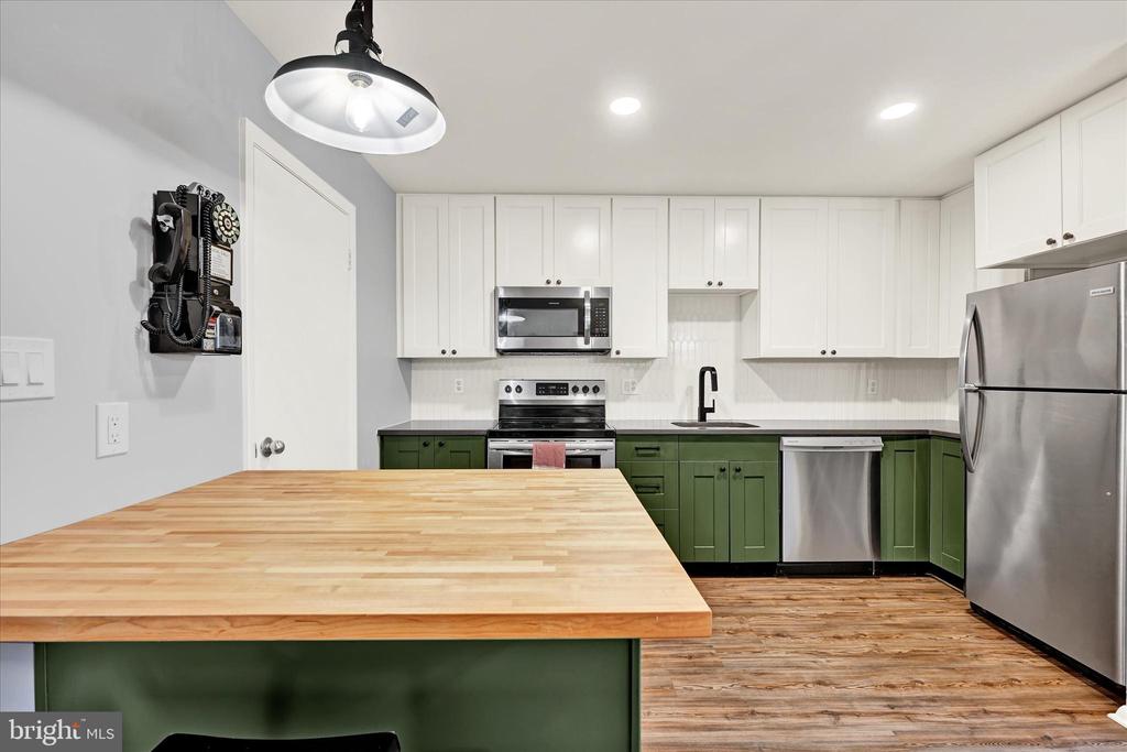 8000 VALLEY MANOR ROAD 1B