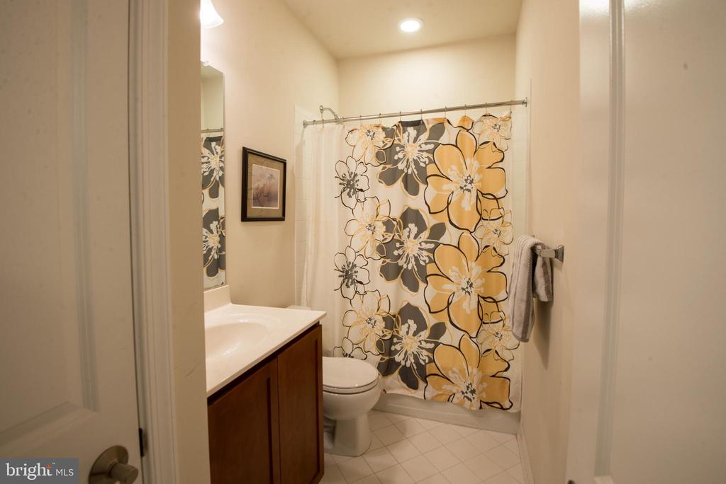 8 MERIDIAN LANE