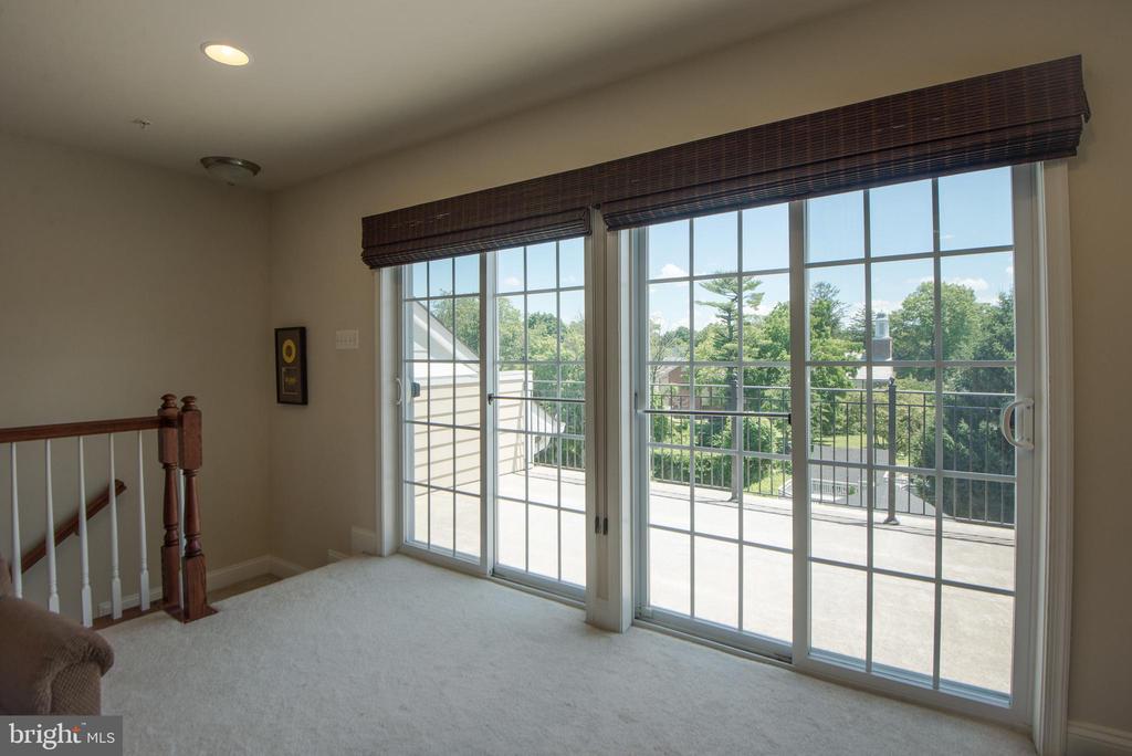 8 MERIDIAN LANE