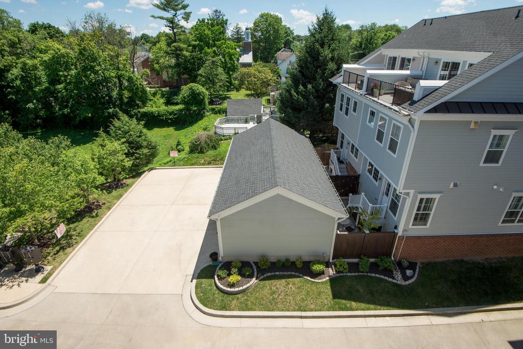 8 MERIDIAN LANE
