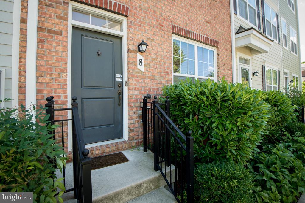 8 MERIDIAN LANE