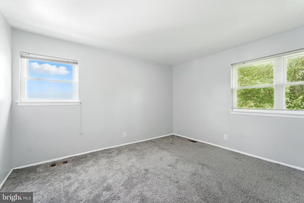 3916 TIVERTON ROAD