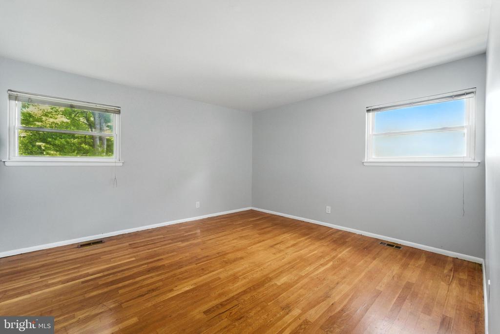 3916 TIVERTON ROAD