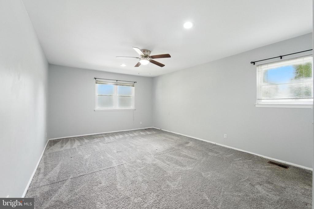 3916 TIVERTON ROAD